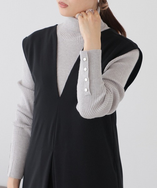 frames RAY CASSIN（フレームスレイカズン）の「着回し力に優れた万能アイテム。袖口ボタン2WAYリブタートルニットプルオーバー（ニット/セーター・レディース・ライトグレー/オフホワイト/レッド系/ブルー/グリーン/ブラック/ライトカーキ/イエロー/レッド/ブラウン/ホワイト系その他/サックスブルー系/ベージュ・FREE）」の15枚目の写真