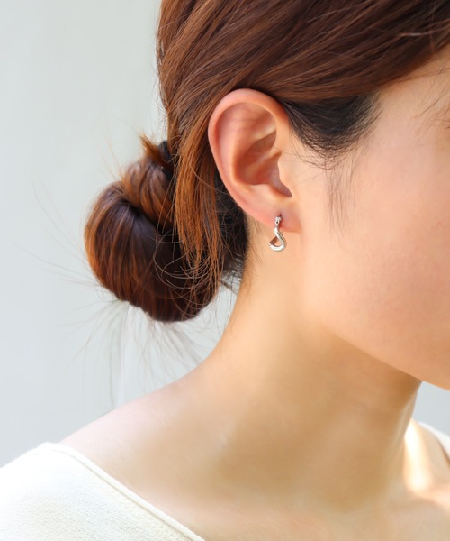 ieLS（イエルズ）の「金属アレルギー対応「ieLS] ステンレス　ツイストフープピアス（ピアス（両耳用）・レディース・ゴールド/シルバー・ONE SIZE）」の9枚目の写真