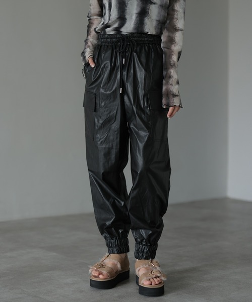 HERENCIA（ヘレンチア）の「フェイク レザー カーゴ ジョガー パンツ