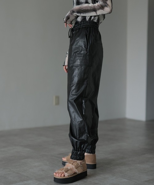 BASICKS ベイシックス フェイクレザーカーゴパンツ M HERENCIA（ヘレンチア）の「フェイク レザー カーゴ ジョガー パンツ