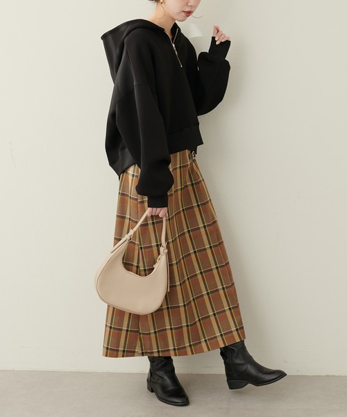 natural couture（ナチュラルクチュール）の「ハーフZIPダンボールショート丈プルパーカー（パーカー・レディース・ブラック/オフホワイト/ブルー/ベージュ・FREE）」の15枚目の写真