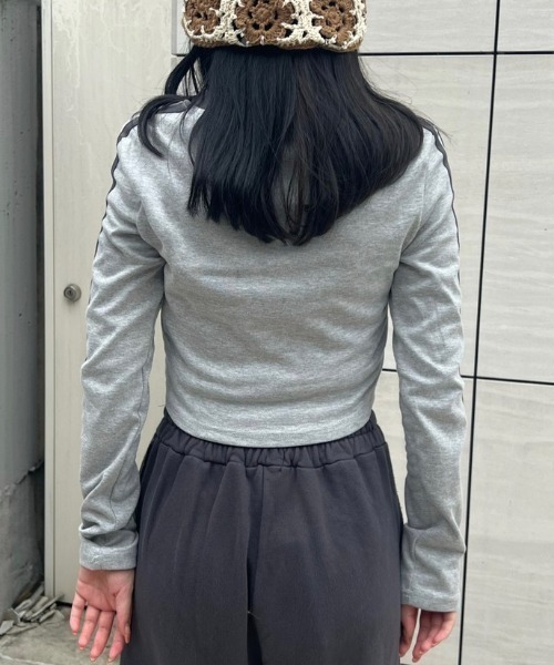 Never mind the XU / Chikashitsu+（ネバーマインド ザ エックスユー / チカシツプラス）の「ストリートファッション nmtc + エヌエムティーシープラス cropped side line top クロップ丈トップス 長袖トップス ロンT ライントップス Vネックトップス スポーティー ショート丈T 短丈トップス（Tシャツ/カットソー・レディース・ブラック/ホワイト/グレー・ONE SIZE）」の16枚目の写真