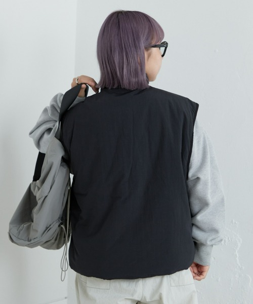 CIAOPANIC TYPY（チャオパニックティピー）の「【ユニセックス】スタンドネックドロストパフナイロンベスト（セットアップ対応）（ベスト・メンズ・ブラック/チャコールグレー・LARGE/MEDIUM）」の9枚目の写真