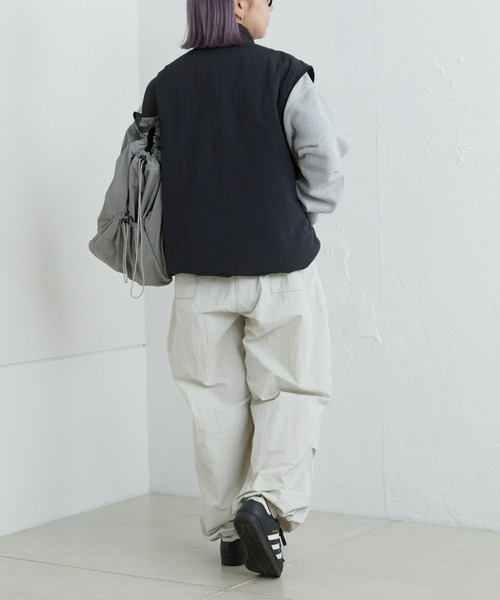 CIAOPANIC TYPY（チャオパニックティピー）の「【ユニセックス】スタンドネックドロストパフナイロンベスト（セットアップ対応）（ベスト・メンズ・ブラック/チャコールグレー・LARGE/MEDIUM）」の14枚目の写真