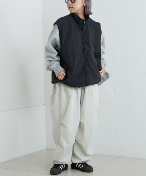 CIAOPANIC TYPY（チャオパニックティピー）の「【ユニセックス】スタンドネックドロストパフナイロンベスト（セットアップ対応）（ベスト・メンズ・ブラック/チャコールグレー・LARGE/MEDIUM）」の10枚目の写真