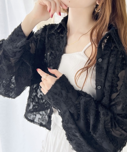 mily bilet(ミウィビレット)の「【mily bilet】1枚で華やか。シャギーシアージャガードクロップドシャツ(シャツ/ブラウス・レディース・ブラック/アイボリー・LARGE/MEDIUM/SMALL/X-LARGE)」の4枚目の写真