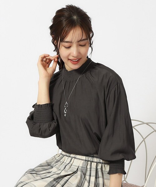 DRESKIP（ドレスキップ）の「◆【9分袖】大人上品にきまる シャーリングブラウス（シャツ/ブラウス・レディース・ライトブルー/ナチュラル/チャコールグレー・02/03/04）」の2枚目の写真