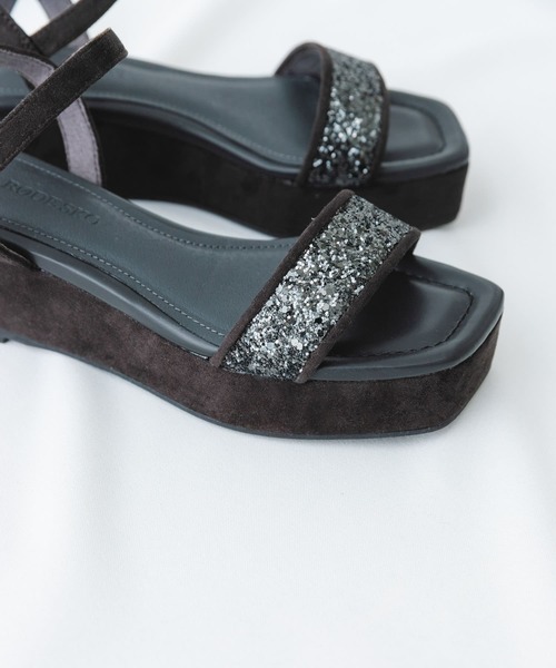 RODE SKO（ロデスコ）の「グリッターアンクルサンダル（サンダル・レディース・ベージュ/ブラック・36/37/38）」の3枚目の写真