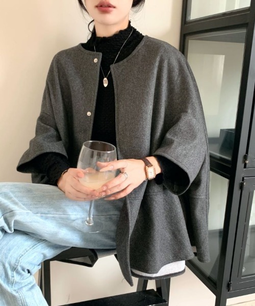 ABITOKYO（アビトーキョー）の「オーバーサイズドルマンポンチョコート（ポンチョ・レディース・グレー系その他3/ブラック系その他2/ベージュ系その他/ブラウン系その他/グレー系その他/ブラック系その他/チャコールグレー/モカ・L/M）」の4枚目の写真