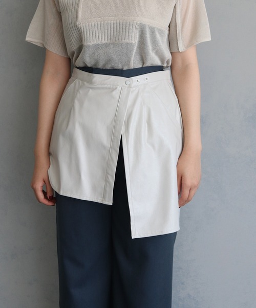&g'aime（アンジェム）の「【&g’aime】合皮ラップスカート　SYNTHETIC LEATHER WRAP SKIRT（スカート・レディース・グレー/アイボリー/ブラック・FREE）」の4枚目の写真