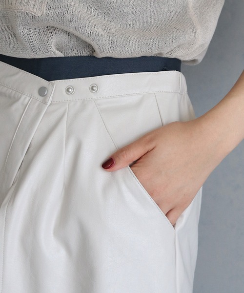 &g'aime（アンジェム）の「【&g’aime】合皮ラップスカート　SYNTHETIC LEATHER WRAP SKIRT（スカート・レディース・グレー/アイボリー/ブラック・FREE）」の5枚目の写真