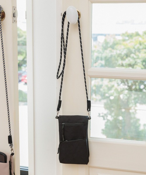 GLOBAL WORK（グローバルワーク）の「撥水マルチサコッシュ/142624（ショルダーバッグ・メンズ・ベージュ/ブラック・FREE）」の2枚目の写真