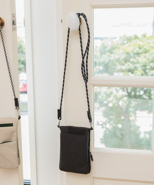 GLOBAL WORK（グローバルワーク）の「撥水マルチサコッシュ/142624（ショルダーバッグ・メンズ・ベージュ/ブラック・FREE）」の10枚目の写真