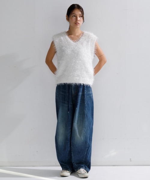 AMERICAN RAG CIE(アメリカンラグシー)の「【ARC】ダンスフェザーVネックベスト(ベスト・レディース・オフホワイト/ライトブルー/チャコール・FREE)」の5枚目の写真