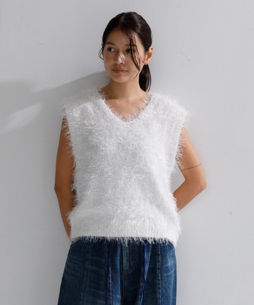 AMERICAN RAG CIE(アメリカンラグシー)の「【ARC】ダンスフェザーVネックベスト(ベスト・レディース・オフホワイト/ライトブルー/チャコール・FREE)」の8枚目の写真