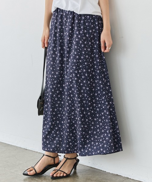 LAVEANGE（ラビアンジェ）の「花柄プリントセミフレアスカート（スカート・レディース・ブラック/ネイビー・4L/3L/LL/M）」の2枚目の写真