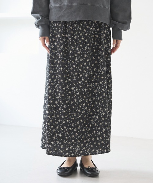 LAVEANGE（ラビアンジェ）の「花柄プリントセミフレアスカート（スカート・レディース・ブラック/ネイビー・4L/3L/LL/M）」の8枚目の写真
