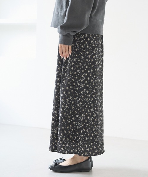 LAVEANGE（ラビアンジェ）の「花柄プリントセミフレアスカート（スカート・レディース・ブラック/ネイビー・4L/3L/LL/M）」の9枚目の写真