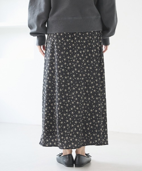 LAVEANGE（ラビアンジェ）の「花柄プリントセミフレアスカート（スカート・レディース・ブラック/ネイビー・4L/3L/LL/M）」の10枚目の写真