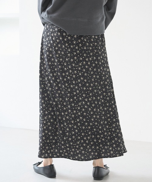 LAVEANGE（ラビアンジェ）の「花柄プリントセミフレアスカート（スカート・レディース・ブラック/ネイビー・4L/3L/LL/M）」の4枚目の写真