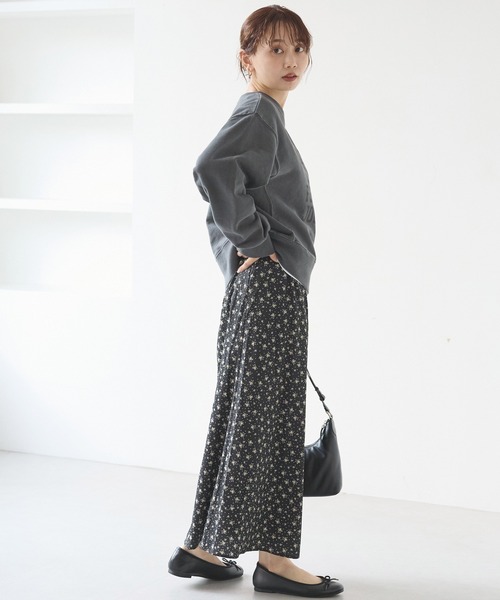 LAVEANGE（ラビアンジェ）の「花柄プリントセミフレアスカート（スカート・レディース・ブラック/ネイビー・4L/3L/LL/M）」の6枚目の写真