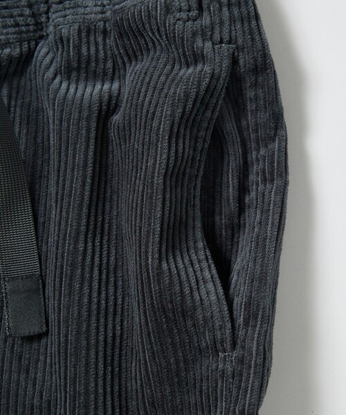 FREAK'S STORE（フリークスストア）の「リラックスフィット 6Wコーデュロイ ウェービングベルトパンツ/イージーパンツ/ベルテッドパンツ/クライミングパンツ/コーデュロイパンツ（その他パンツ・メンズ・ベージュ/ブラウン/オリーブ/チャコールグレー・LARGE/MEDIUM）」の7枚目の写真