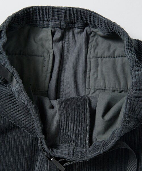 FREAK'S STORE（フリークスストア）の「リラックスフィット 6Wコーデュロイ ウェービングベルトパンツ/イージーパンツ/ベルテッドパンツ/クライミングパンツ/コーデュロイパンツ（その他パンツ・メンズ・ベージュ/ブラウン/オリーブ/チャコールグレー・LARGE/MEDIUM）」の11枚目の写真