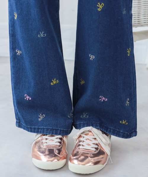 pumpkin port(パンプキンポート)の「カラフルリボン刺繍 デニムワイドパンツ(その他パンツ・レディース・ブルー・S/M/L)」の4枚目の写真