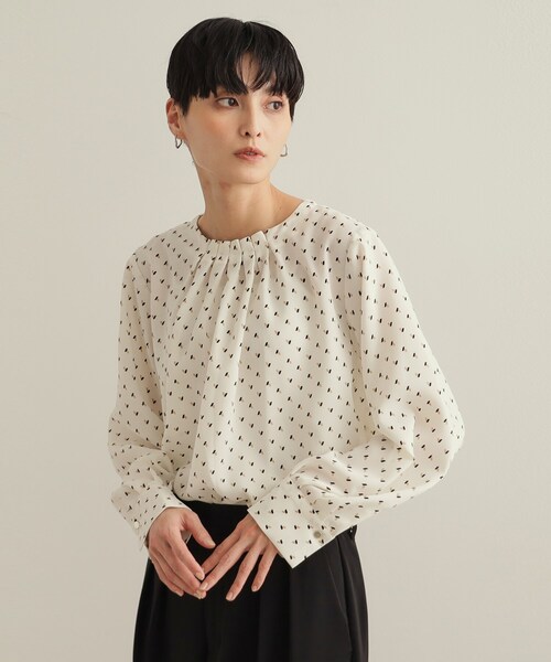 OPAQUE.CLIP(オペークドットクリップ)の「タックジョーゼットブラウス【洗濯機洗い可】(シャツ/ブラウス・レディース・ネイビー系/ホワイト/ホワイト系1・36/38/40/42)」の2枚目の写真