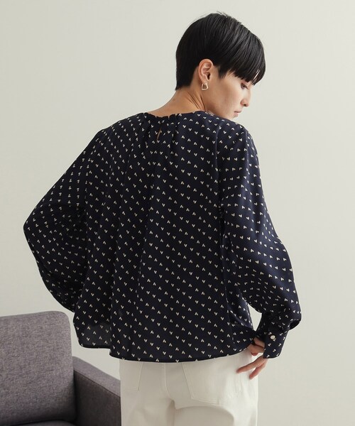 OPAQUE.CLIP(オペークドットクリップ)の「タックジョーゼットブラウス【洗濯機洗い可】(シャツ/ブラウス・レディース・ネイビー系/ホワイト/ホワイト系1・36/38/40/42)」の8枚目の写真