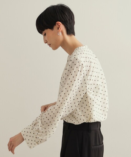 OPAQUE.CLIP(オペークドットクリップ)の「タックジョーゼットブラウス【洗濯機洗い可】(シャツ/ブラウス・レディース・ネイビー系/ホワイト/ホワイト系1・36/38/40/42)」の12枚目の写真