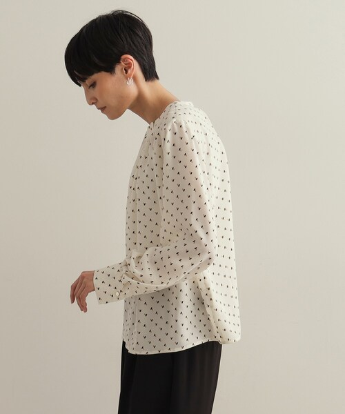 OPAQUE.CLIP(オペークドットクリップ)の「タックジョーゼットブラウス【洗濯機洗い可】(シャツ/ブラウス・レディース・ネイビー系/ホワイト/ホワイト系1・36/38/40/42)」の17枚目の写真