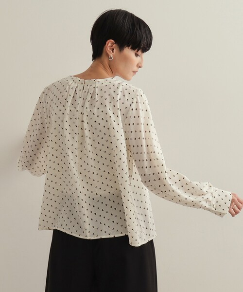 OPAQUE.CLIP(オペークドットクリップ)の「タックジョーゼットブラウス【洗濯機洗い可】(シャツ/ブラウス・レディース・ネイビー系/ホワイト/ホワイト系1・36/38/40/42)」の18枚目の写真