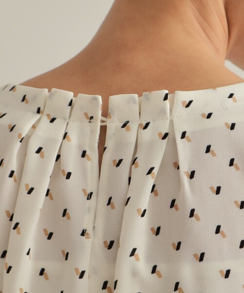 OPAQUE.CLIP(オペークドットクリップ)の「タックジョーゼットブラウス【洗濯機洗い可】(シャツ/ブラウス・レディース・ネイビー系/ホワイト/ホワイト系1・36/38/40/42)」の20枚目の写真