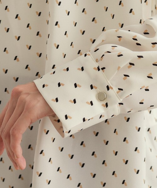 OPAQUE.CLIP(オペークドットクリップ)の「タックジョーゼットブラウス【洗濯機洗い可】(シャツ/ブラウス・レディース・ネイビー系/ホワイト/ホワイト系1・36/38/40/42)」の22枚目の写真