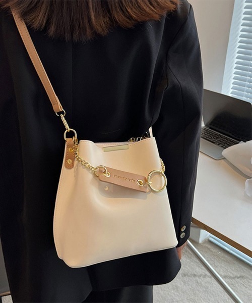 SallyLunn(サリーラン)の「リングチェーンフェイクレザーショルダーバッグ(ショルダーバッグ・レディース・ブラック/グリーン/アイボリー・FREE)」の2枚目の写真