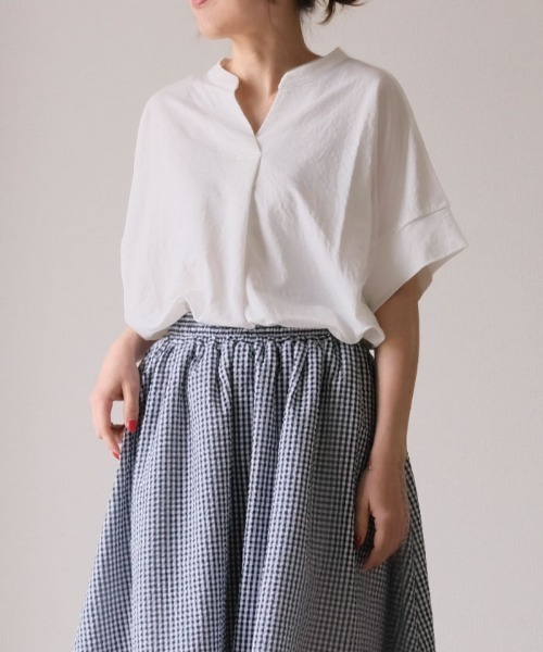 aquagarage(アクアガレージ)の「接触冷感キーネックカットソー(Tシャツ/カットソー・レディース・ブラック/オフホワイト/ダークグレー・M/L)」の2枚目の写真