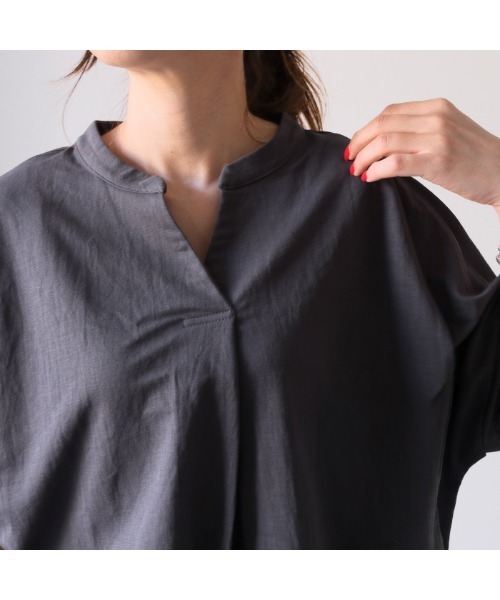 aquagarage(アクアガレージ)の「接触冷感キーネックカットソー(Tシャツ/カットソー・レディース・ブラック/オフホワイト/ダークグレー・M/L)」の10枚目の写真
