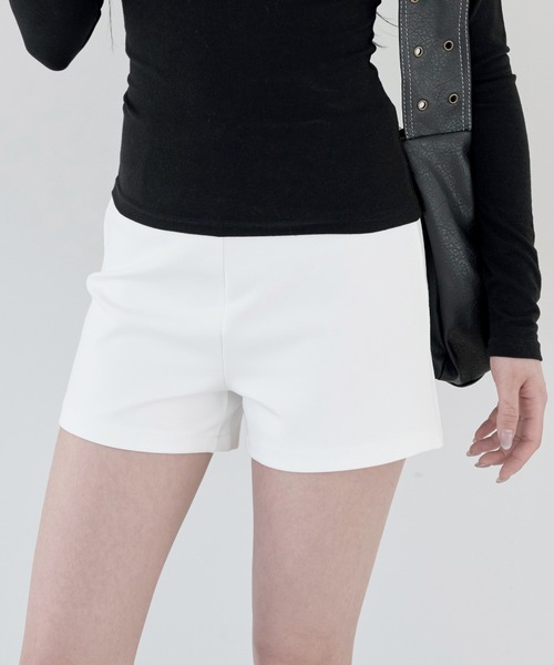 FOLLOWIN（フォロウィン）の「【高い伸縮性】ハイウエストフロントピンタックミニハーフパンツ（その他パンツ・レディース・アイボリー/ブラック・SMALL/MEDIUM/LARGE）」の8枚目の写真