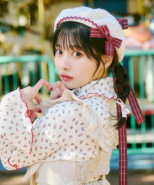 kutir（クティール）の「【クティールとレトロ】チェックリボンベレー帽（ハンチング/ベレー帽・レディース・グレー/オフホワイト/キャメル/ネイビー・FREE）」の2枚目の写真