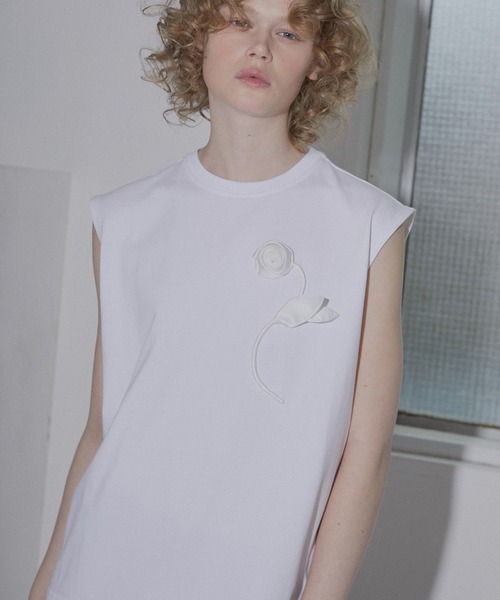 LE CIEL BLEU(ルシェルブルー)の「フラワーアップリケスリーブレスTシャツ / Flower Applique Sleveeless T-shirt(Tシャツ/カットソー・レディース・ブラック/ホワイト・FREE)」の2枚目の写真