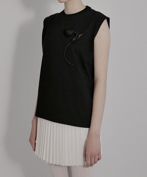 LE CIEL BLEU(ルシェルブルー)の「フラワーアップリケスリーブレスTシャツ / Flower Applique Sleveeless T-shirt(Tシャツ/カットソー・レディース・ブラック/ホワイト・FREE)」の10枚目の写真