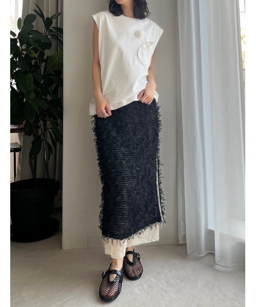 LE CIEL BLEU(ルシェルブルー)の「フラワーアップリケスリーブレスTシャツ / Flower Applique Sleveeless T-shirt(Tシャツ/カットソー・レディース・ブラック/ホワイト・FREE)」の16枚目の写真