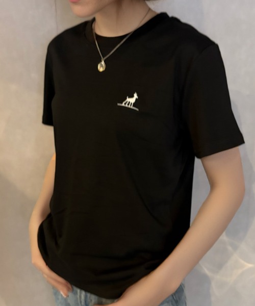 Girly Doll(ガーリードール)の「ワンポイントモチーフクルーネックTシャツ(Tシャツ/カットソー・レディース・ブラック/ホワイト・F)」の2枚目の写真