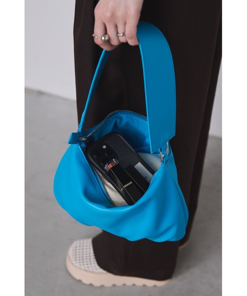 un/neu（アンノイ）の「ワイドハンドルタックミニバッグ（ハンドバッグ・レディース・ブルー/カーキ/ブラック・FREE）」の12枚目の写真