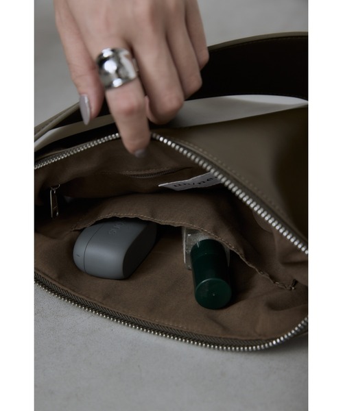 un/neu（アンノイ）の「ワイドハンドルタックミニバッグ（ハンドバッグ・レディース・ブルー/カーキ/ブラック・FREE）」の6枚目の写真