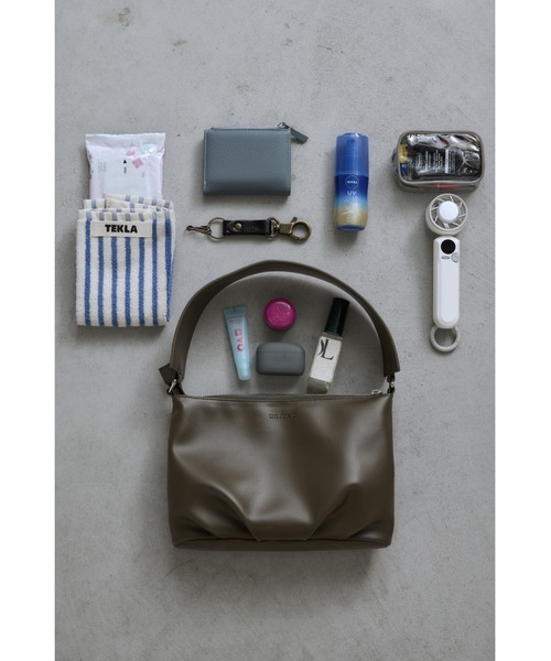 un/neu（アンノイ）の「ワイドハンドルタックミニバッグ（ハンドバッグ・レディース・ブルー/カーキ/ブラック・FREE）」の4枚目の写真