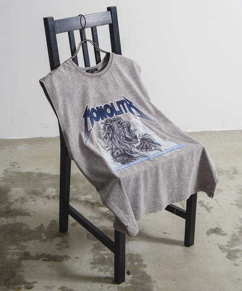 Revo.（レボ）の「グランジ フェード加工 ロック グラフィックプリント オーバーサイズ ノースリーブTシャツ（Tシャツ/カットソー・メンズ・グレー/ブラウン/ブラック/ブラック系その他2/グレー系その他/ブラック系その他・M/L）」の5枚目の写真