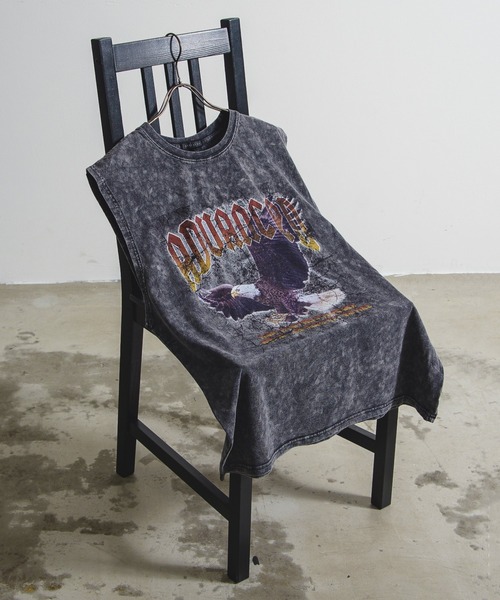 Revo.（レボ）の「グランジ フェード加工 ロック グラフィックプリント オーバーサイズ ノースリーブTシャツ（Tシャツ/カットソー・メンズ・グレー/ブラウン/ブラック/ブラック系その他2/グレー系その他/ブラック系その他・M/L）」の2枚目の写真