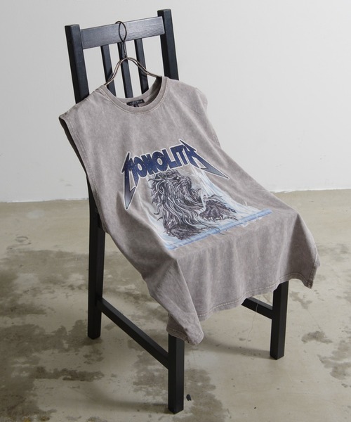 Revo.（レボ）の「グランジ フェード加工 ロック グラフィックプリント オーバーサイズ ノースリーブTシャツ（Tシャツ/カットソー・メンズ・グレー/ブラウン/ブラック/ブラック系その他2/グレー系その他/ブラック系その他・M/L）」の21枚目の写真